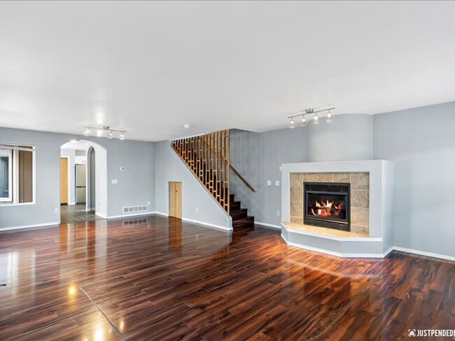 Building Photo - Spacious & Updated 3 Bedroom Duplex Near M...