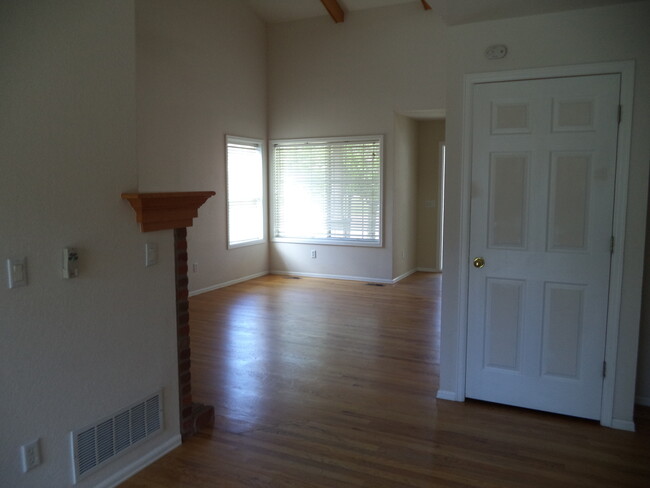 Building Photo - 3 bedrooms plus loft!  Main Floor Master plus so much more!