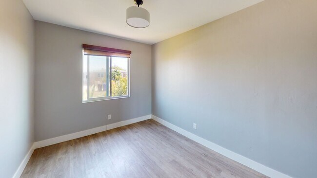 Building Photo - Great Location | Open-Concept