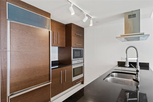 Building Photo - 495 Brickell Ave