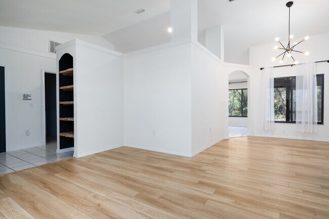 Building Photo - Wonderful & Private