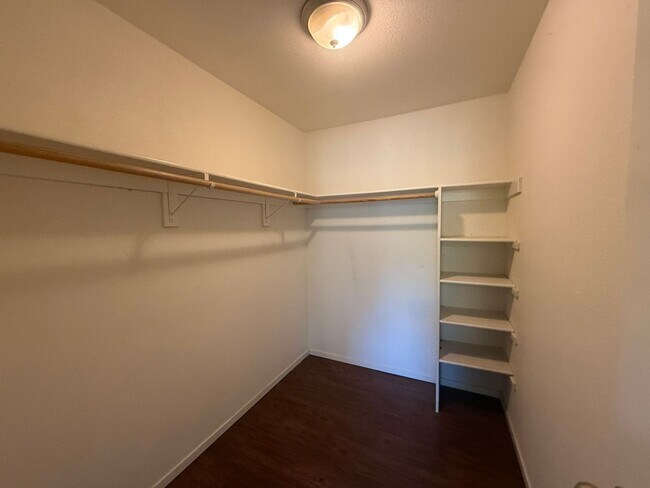 Building Photo - 1190 S Winery Ave
