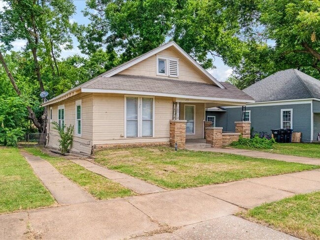 Building Photo - 533 E Woodard St