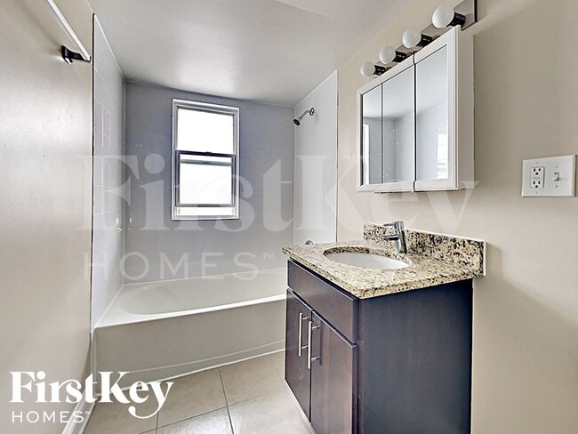 Building Photo - 5143 W Fletcher St