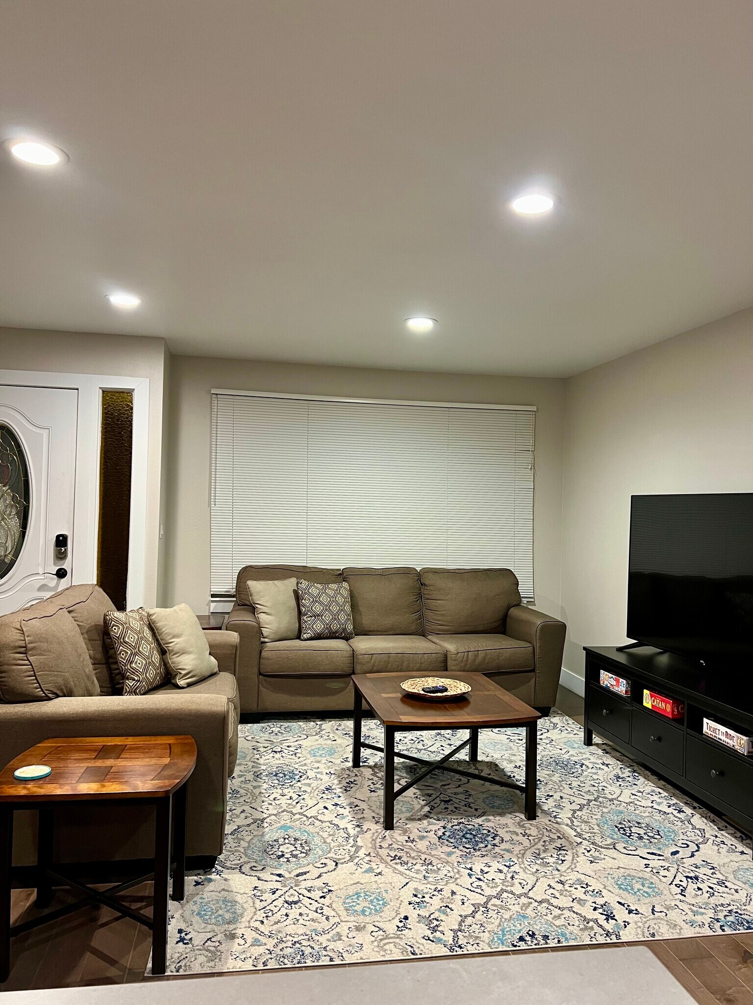 Building Photo - 689 N Starcrest Dr