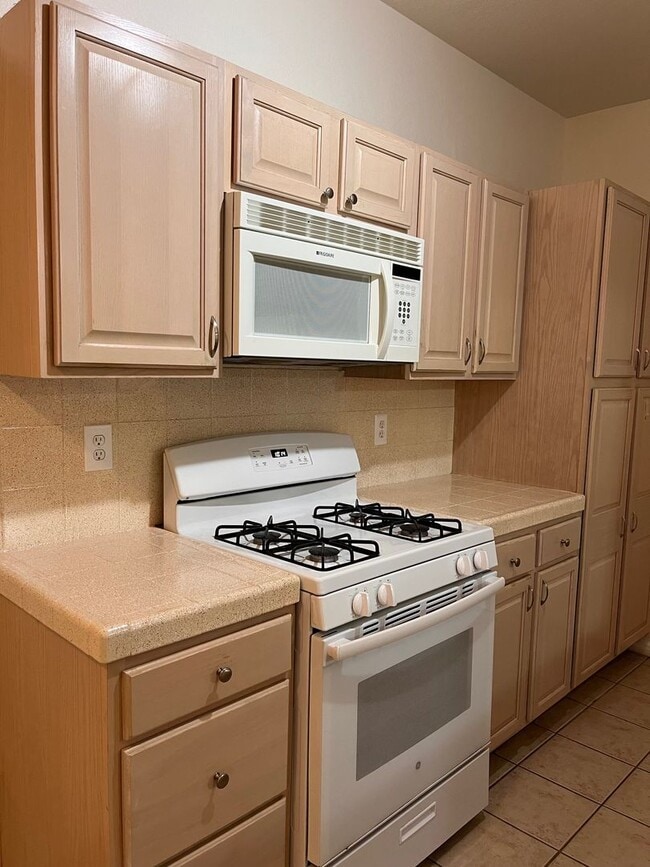 Building Photo - Mannetta Lane Condo / 2 BR - 1st Floor