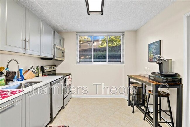 Building Photo - 5121 Maris Ave