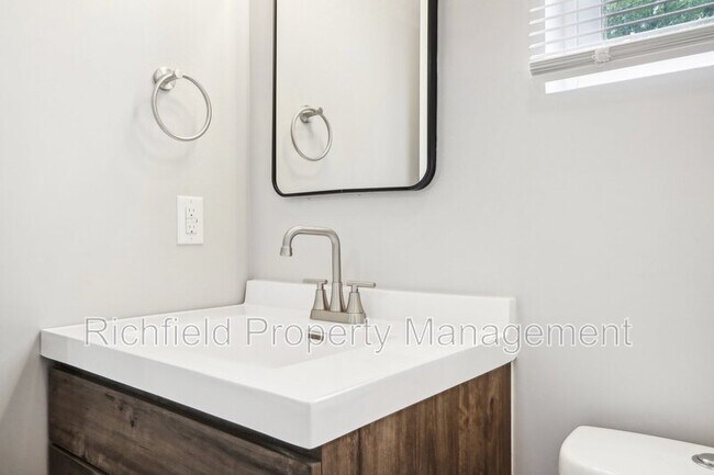 Building Photo - 2015 E Maryland St