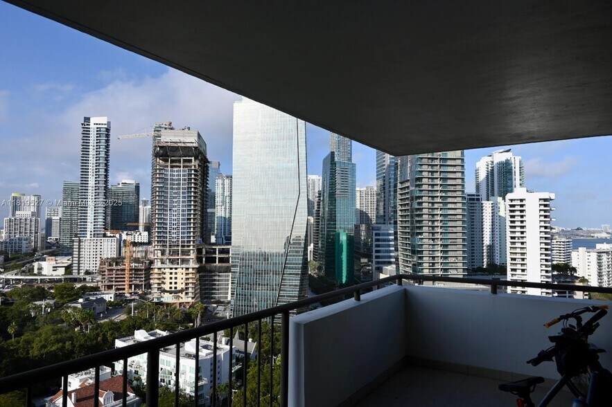 Building Photo - 1581 Brickell Ave