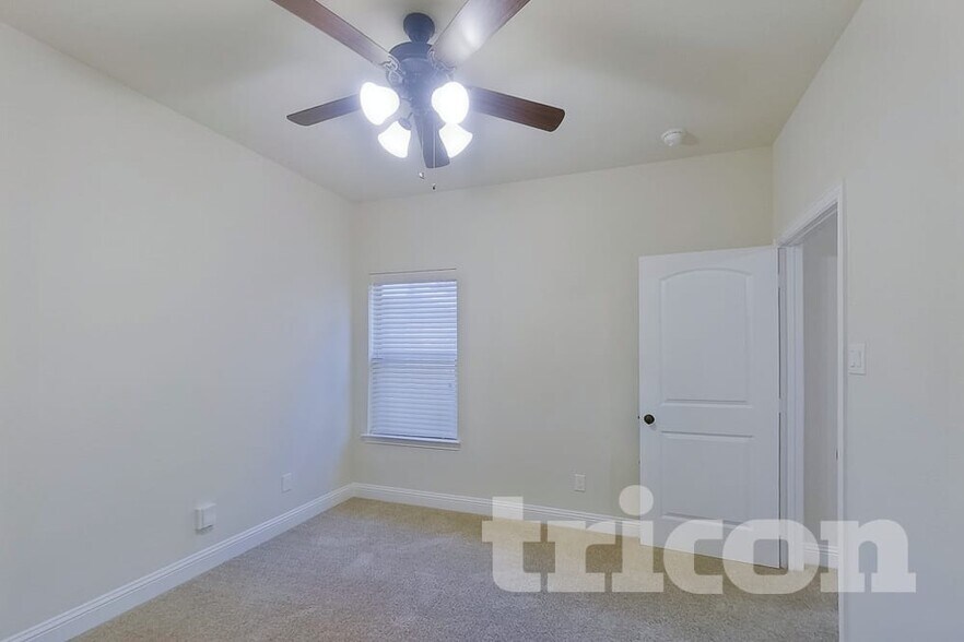 Building Photo - 208 Melody Wy