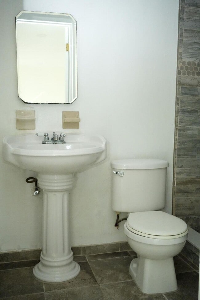 Building Photo - 1561 NE 109th St