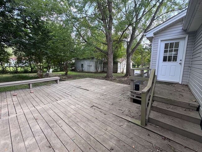 Building Photo - 1709 Oak Hill Dr S