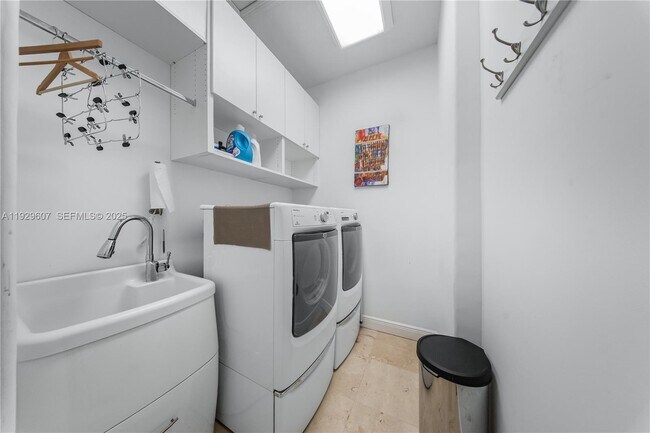 Building Photo - 3922 SW 60th Ave