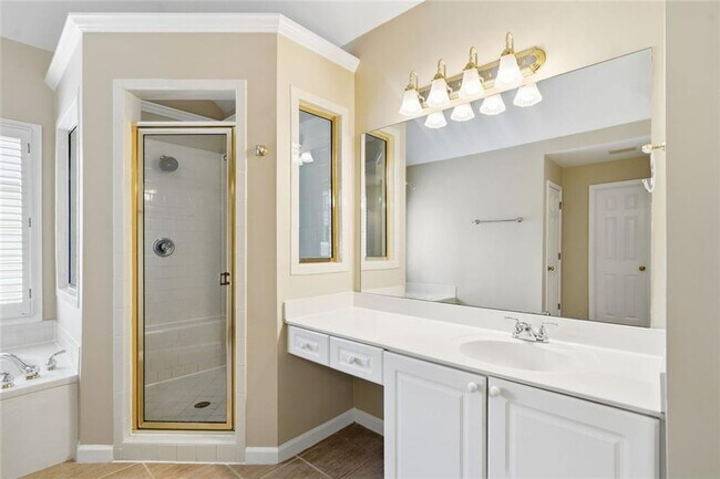 Building Photo - 2058 Woodside Park Dr