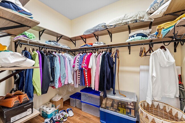 Building Photo - 858 Windermere Way