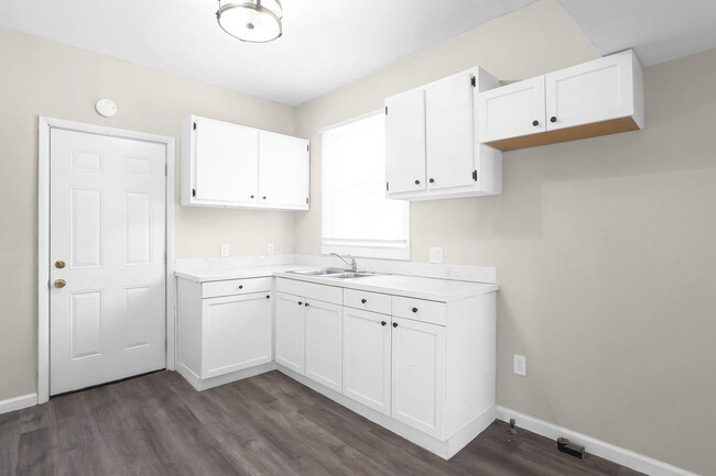 Building Photo - Updated 3 Bed Home