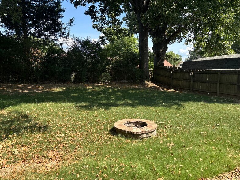 Building Photo - 3104 Ingleside Dr