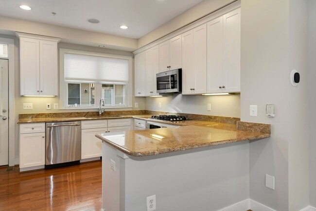 Building Photo - Charming 3 bedroom 3.5 Bathroom Row Home