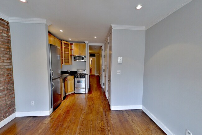 Primary Photo - 697 10th Ave