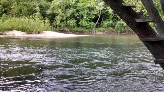 Building Photo - Private Access to the Big Piney River