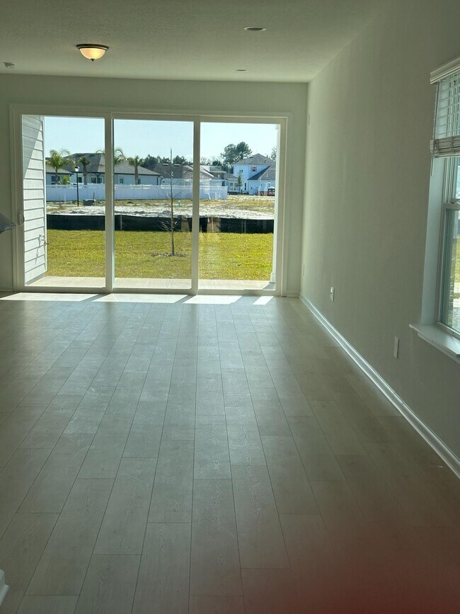 Building Photo - 572 Silver Landing Dr
