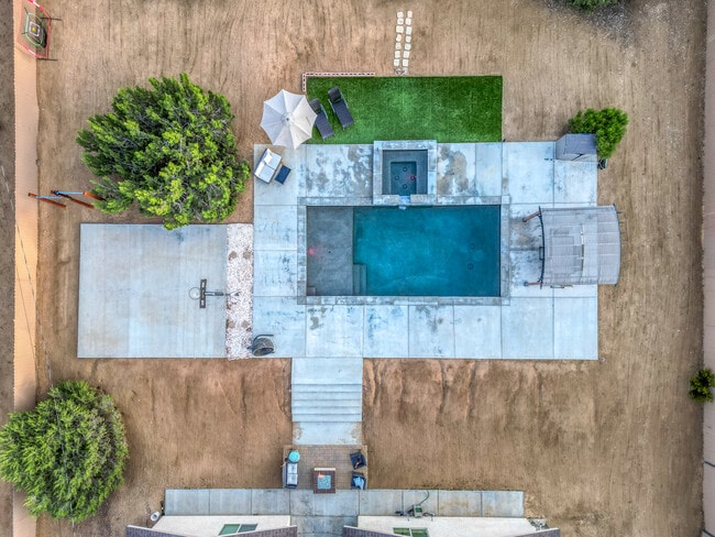 Building Photo - 57731 San Tropeze Dr