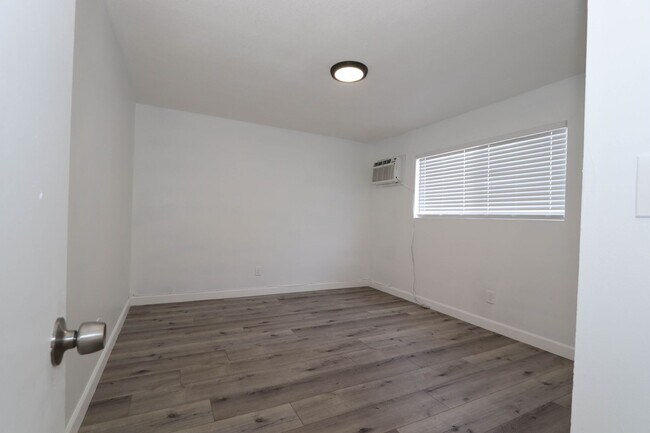 Building Photo - 460 Vista Ave