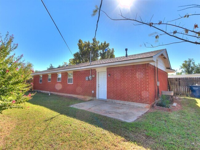 Building Photo - 325 E Cedar Ln