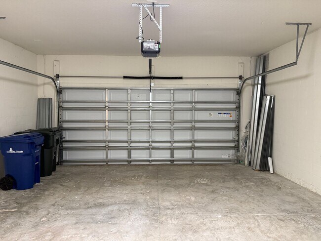 Building Photo - 3 Bedroom 2.5 Bath Single Family Home Prom...