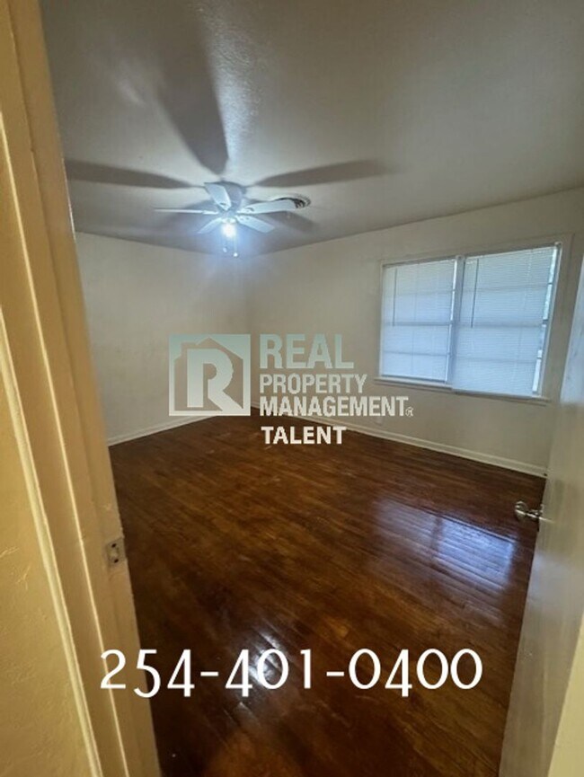 Building Photo - DEAL ALERT! Charming Vintage 3-bedroom, 1-...