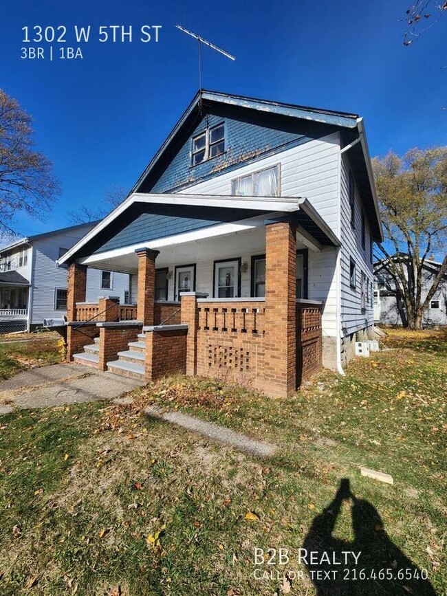 Building Photo - 1302 W 5th St