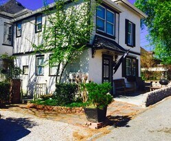 Apartment on second floor - 911 Oak St