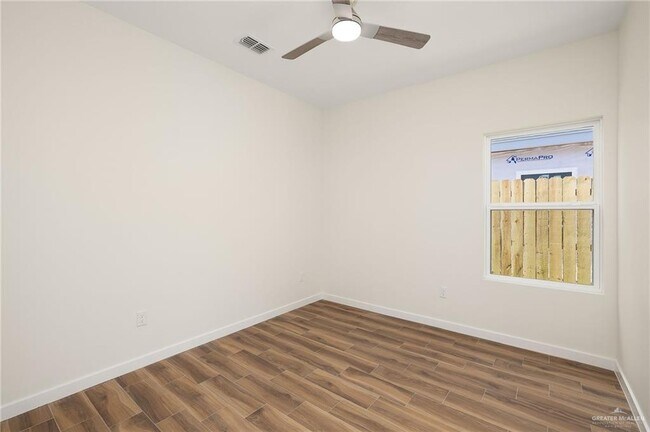 Building Photo - 609 N Onyx Ave