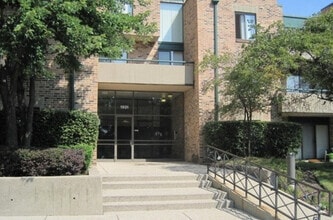 Building Photo - 1931 Prairie Square
