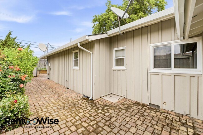 Building Photo - 536 W Hillsdale Blvd