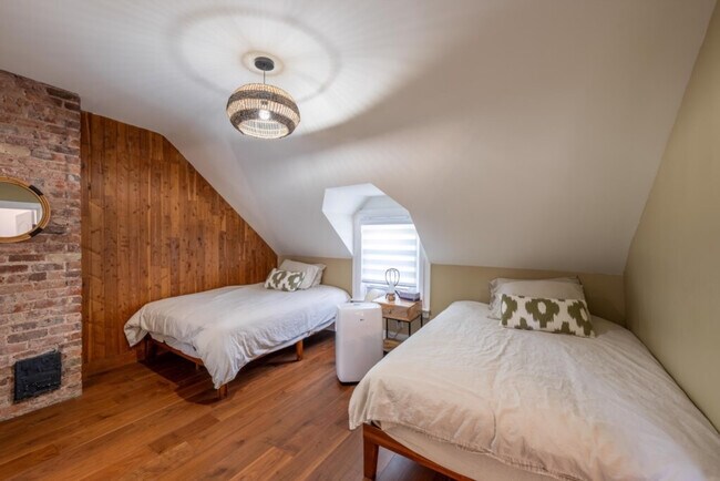 Building Photo - 139 W 4th Ave