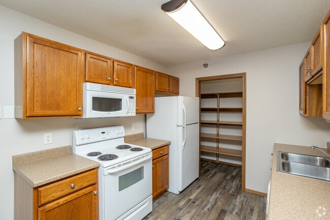 2BR, 1BA - 1020SF - Kitchen - 4801 E 41st St