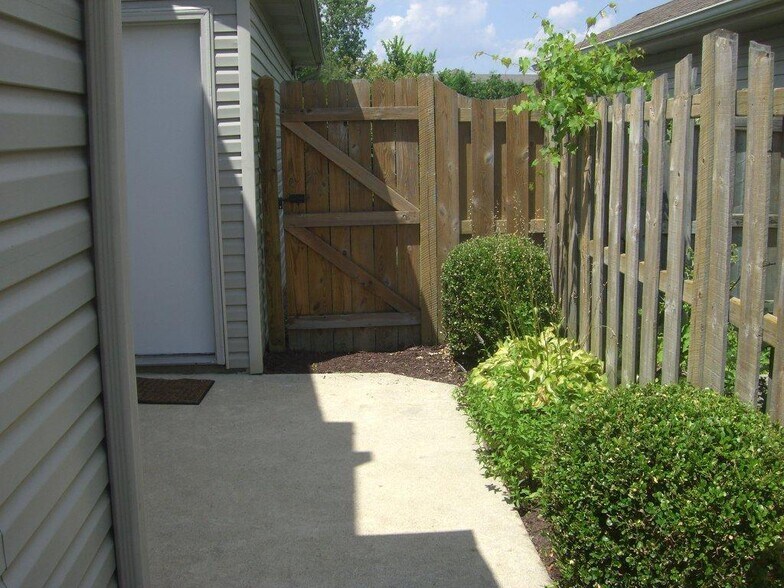 Building Photo - 722 Hilltop Ln
