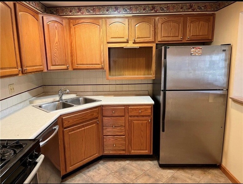 Building Photo - 135 Greenbriar Dr