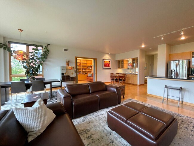 Building Photo - Gorgeous Furnished Pearl District Condo - ...