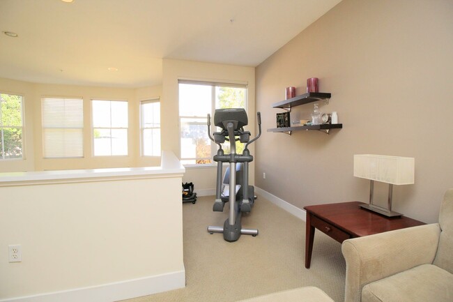 Building Photo - Best deal in the Dogpatch! Spacious top floor 2 bedroom loft. Plenty of natural light and up to d...