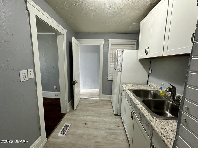 Building Photo - 827 N Oleander Ave