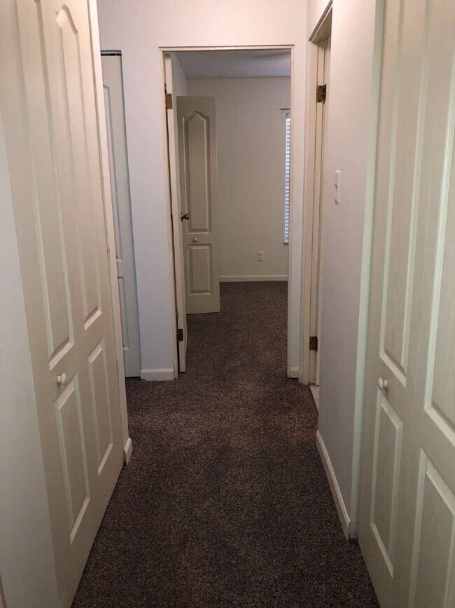 Building Photo - Adorable 2 BR | 1 BA Townhome in Goldsboro! Excellent Location!