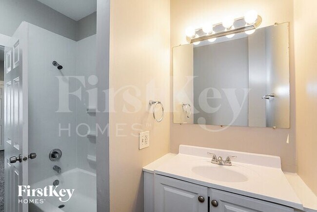 Building Photo - 130 Warren Ave