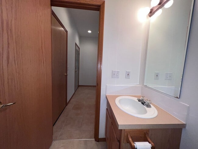 Building Photo - Spacious 2 bedroom 2.5 Bath Townhome in Auburn