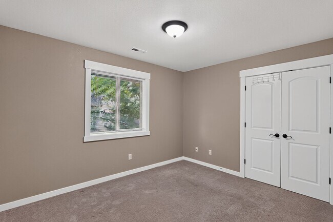 Building Photo - 687 SE Anderson Ln
