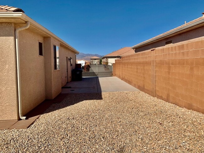 Building Photo - Lovely Home with RV parking in Sky Ridge