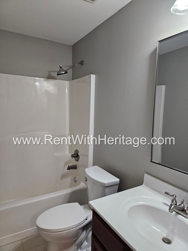 Building Photo - Amazing 4 Bedroom/ 3 Bath Home / Attention...