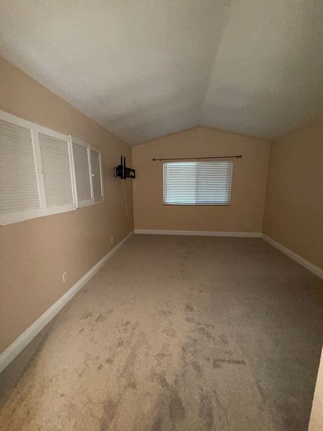 Building Photo - Lovely 3 bed  2 1/2 bath