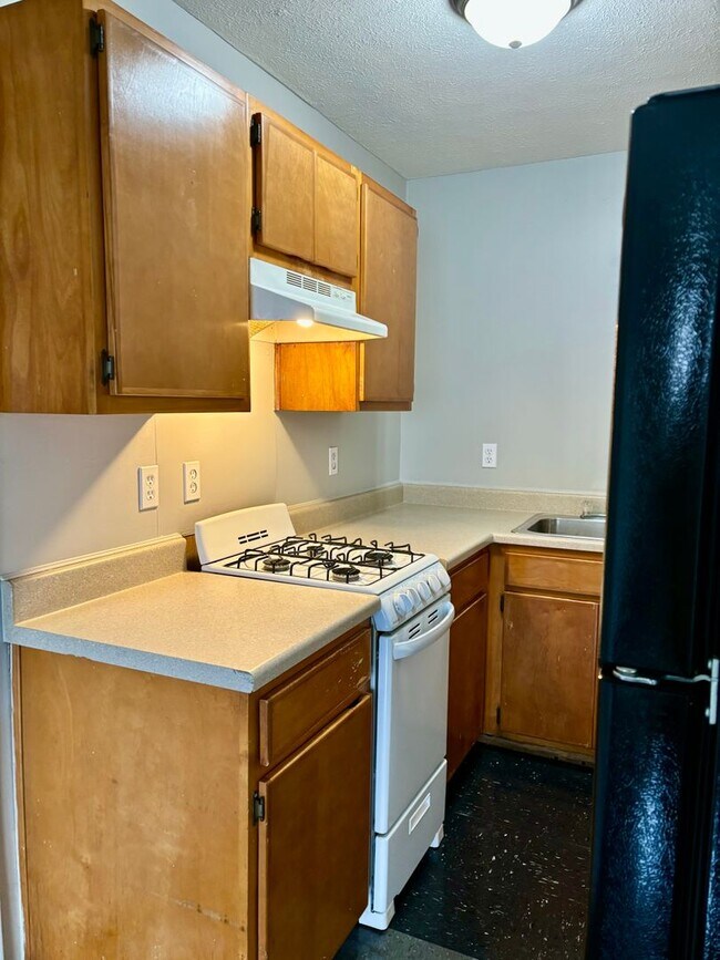 Building Photo - First floor 1 bedroom in West Louisville! Section 8 Accepted